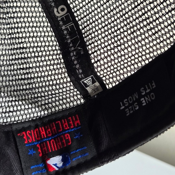 New Era 9FIFTY MLB Chicago Cubs All Black Trucker Hat Adjustable Adult‎ Cap - Picture 8 of 8